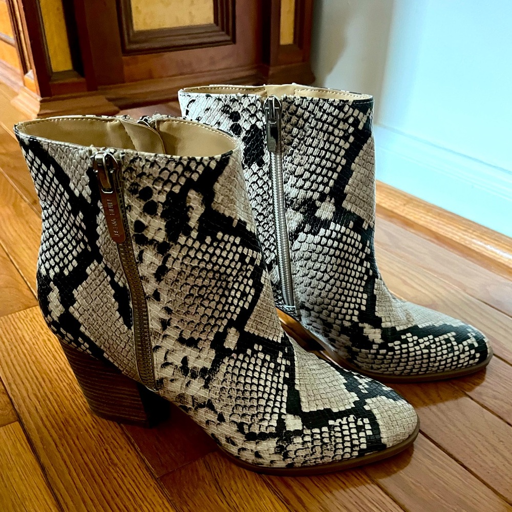 Nine West snakeskin booties size 8